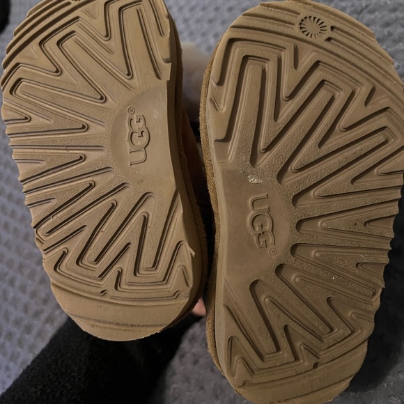 Toddler kids Uggs GITA boot size 7 - Picture 2 of 11
